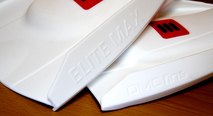 DMC fins Elite Maxの文字レリーフ