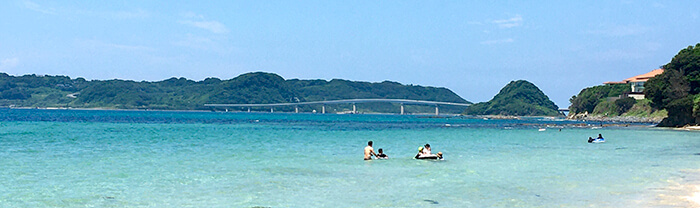 赤田海水浴場、奥に角島大橋が見える
